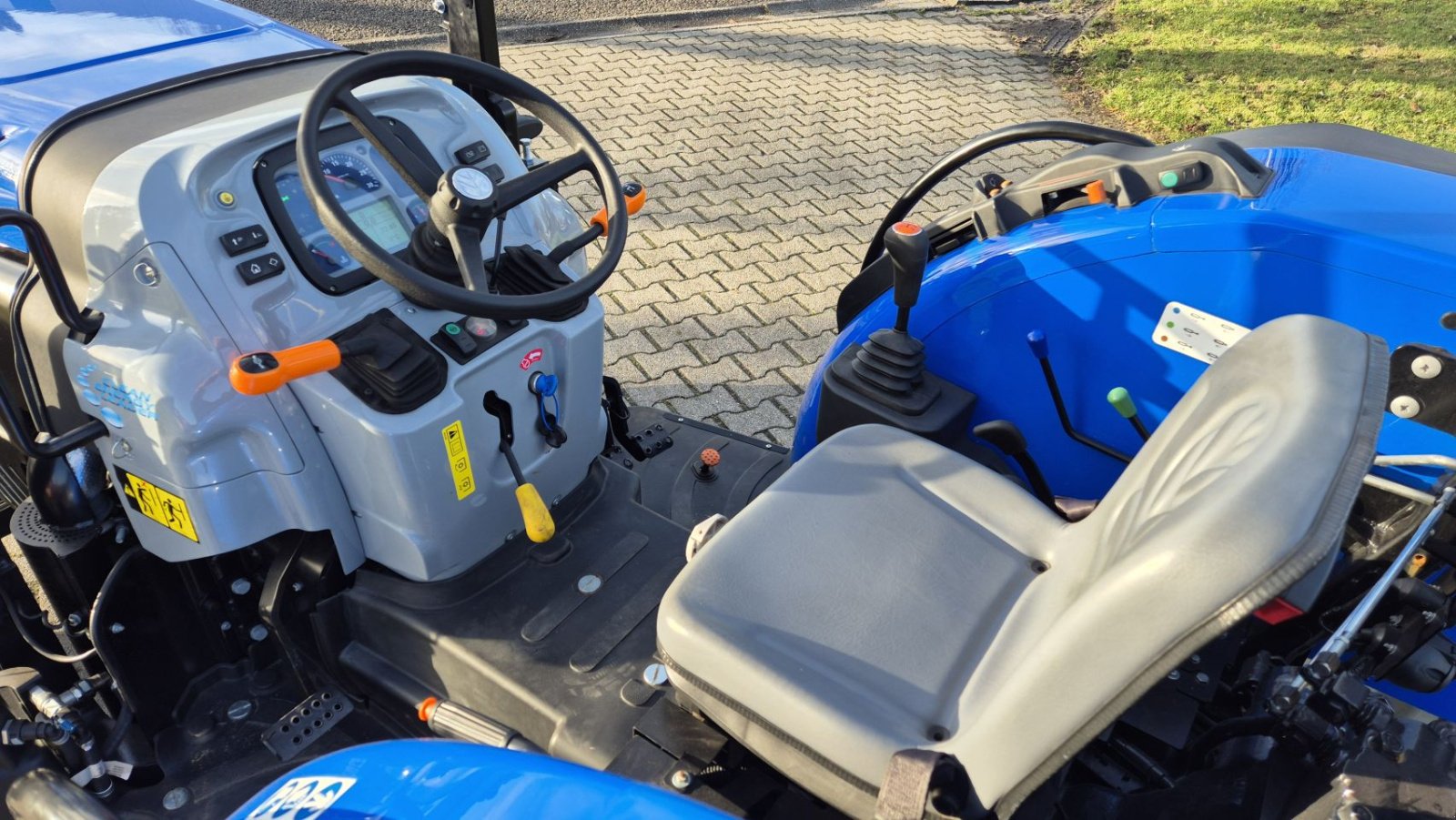 Traktor des Typs New Holland T3.60 LP cabrio Nieuw, Gebrauchtmaschine in Schoonebeek (Bild 9)