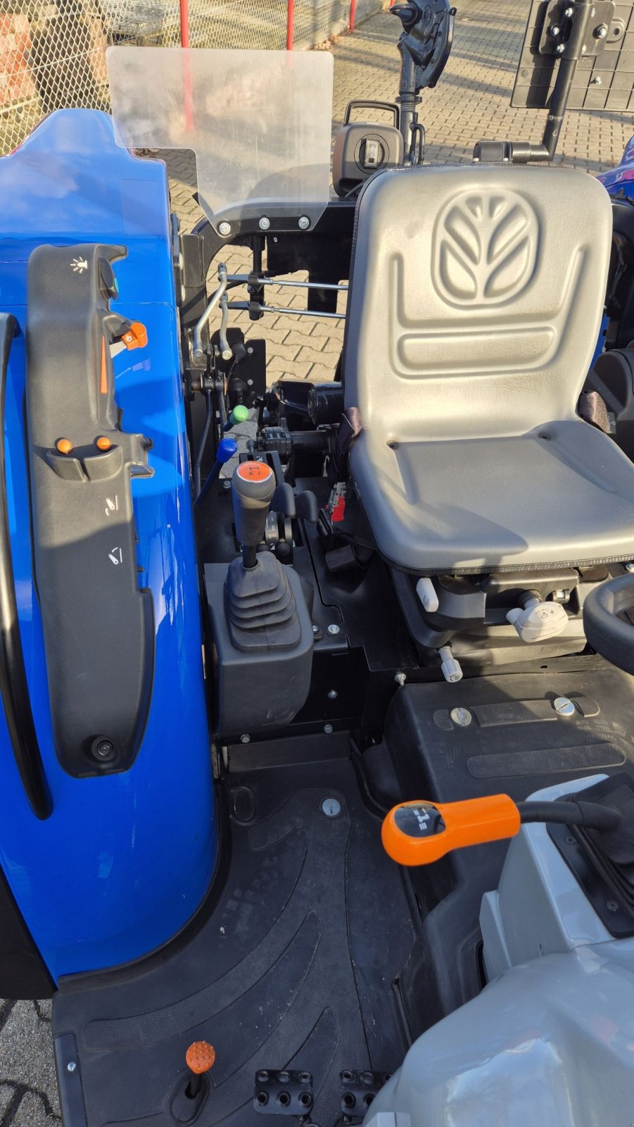 Traktor des Typs New Holland T3.60 LP cabrio Nieuw, Gebrauchtmaschine in Schoonebeek (Bild 10)