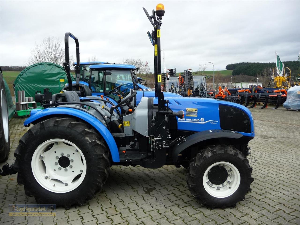 Traktor of the type New Holland T3.60F Stage V, Neumaschine in Rhaunen (Picture 1)