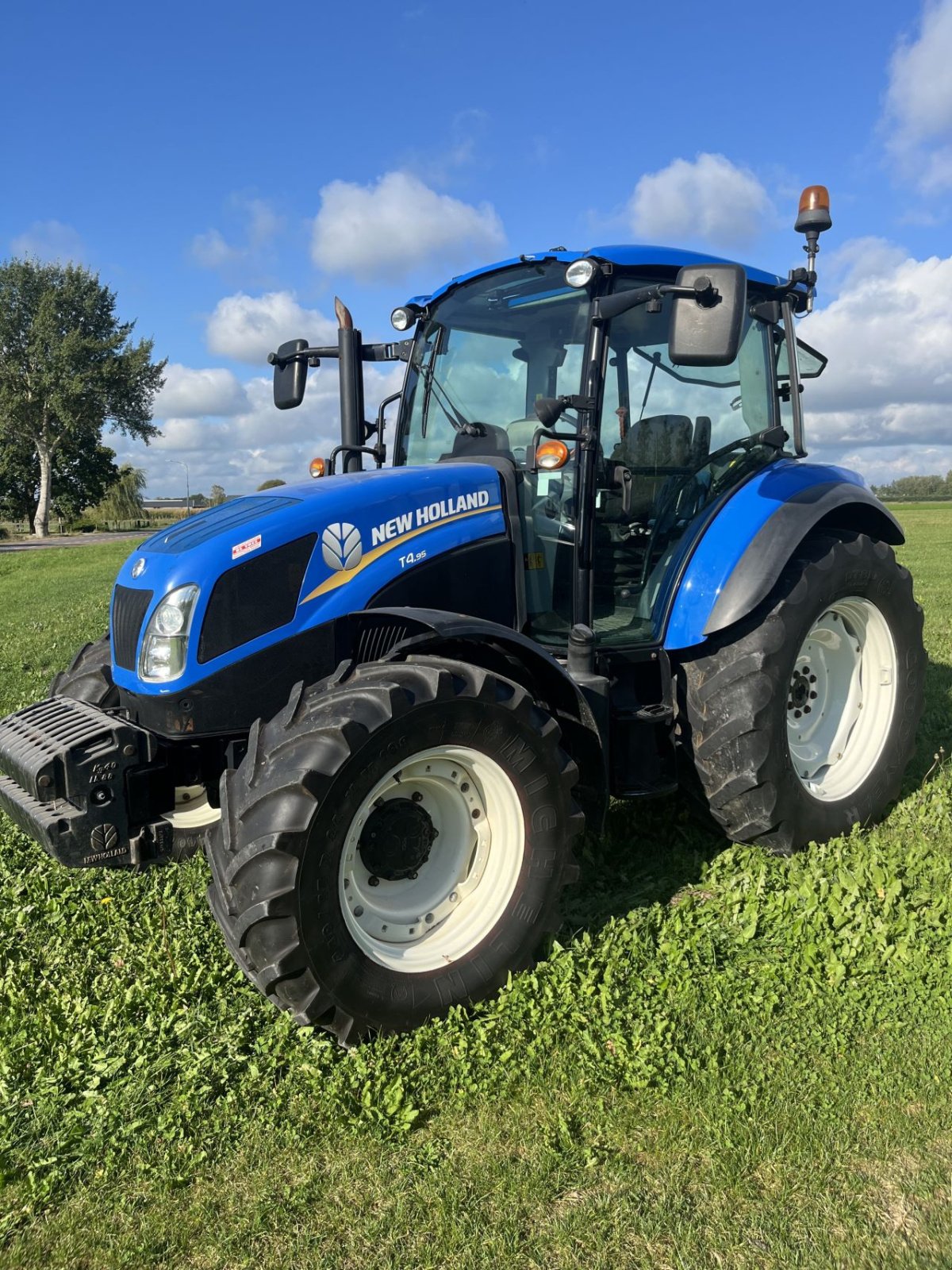 Traktor of the type New Holland T4-95, Gebrauchtmaschine in Wadenoijen (Picture 2)