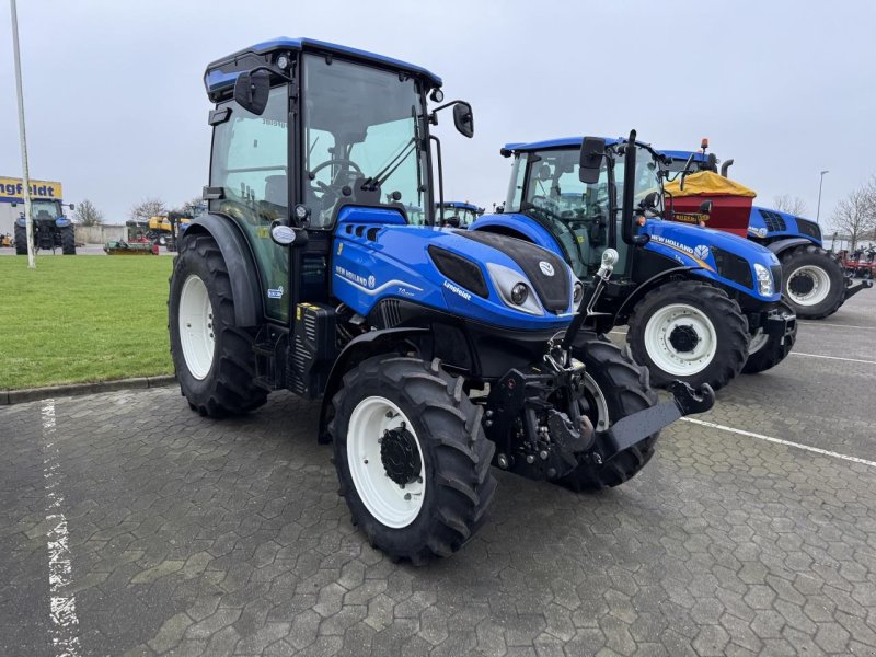 Traktor des Typs New Holland T4.100F, Gebrauchtmaschine in Hadsten (Bild 1)