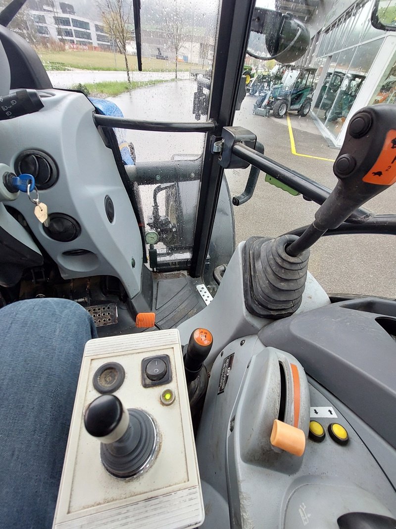 Traktor van het type New Holland T4.115, Gebrauchtmaschine in Lengnau (Foto 9)