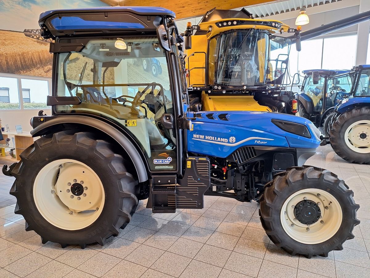 Traktor of the type New Holland T4.120 F (Stage V), Neumaschine in Burgkirchen (Picture 2)