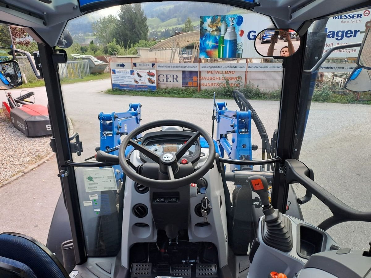 Traktor van het type New Holland T4.55 Stage V, Neumaschine in Burgkirchen (Foto 2)