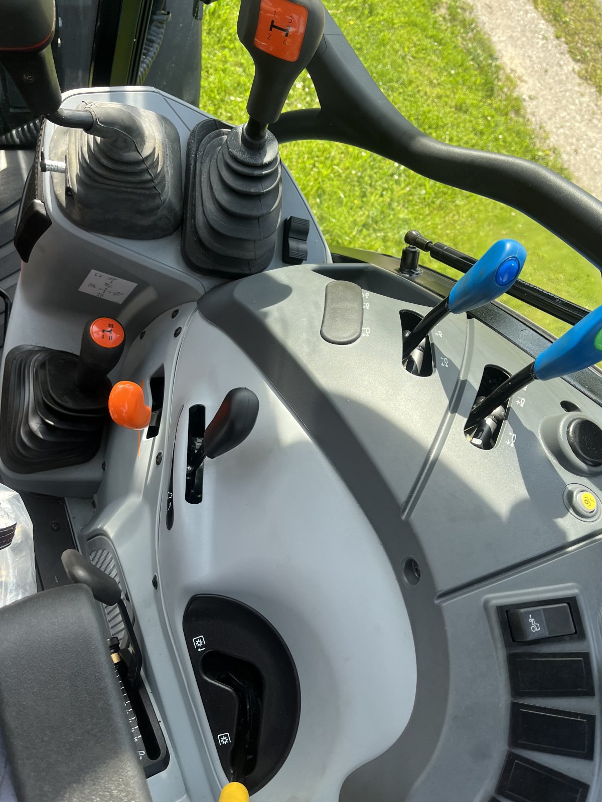 Traktor van het type New Holland T4.55, Neumaschine in Schechen (Foto 6)