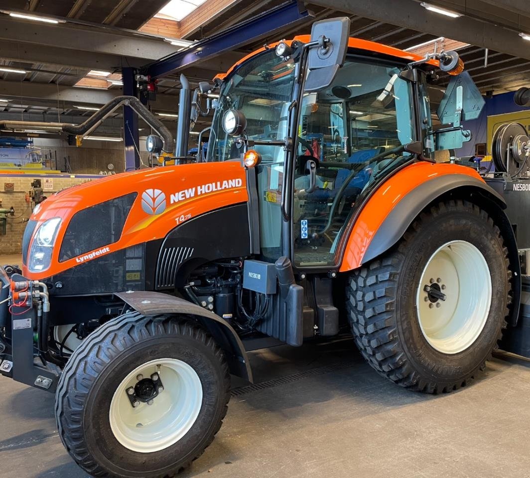 Traktor of the type New Holland T4.75 CAB 2WD, Gebrauchtmaschine in Hadsten (Picture 1)