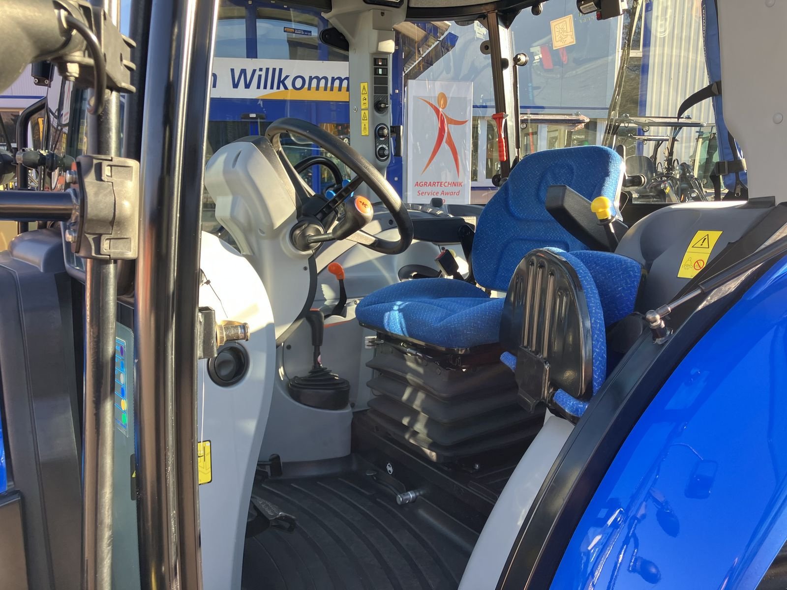 Traktor des Typs New Holland T4.75 Powerstar, Gebrauchtmaschine in Villach (Bild 12)