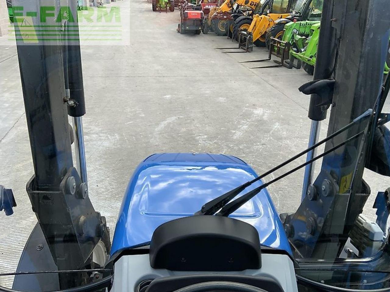 Traktor of the type New Holland t4.75 tractor (st21006), Gebrauchtmaschine in SHAFTESBURY (Picture 23)