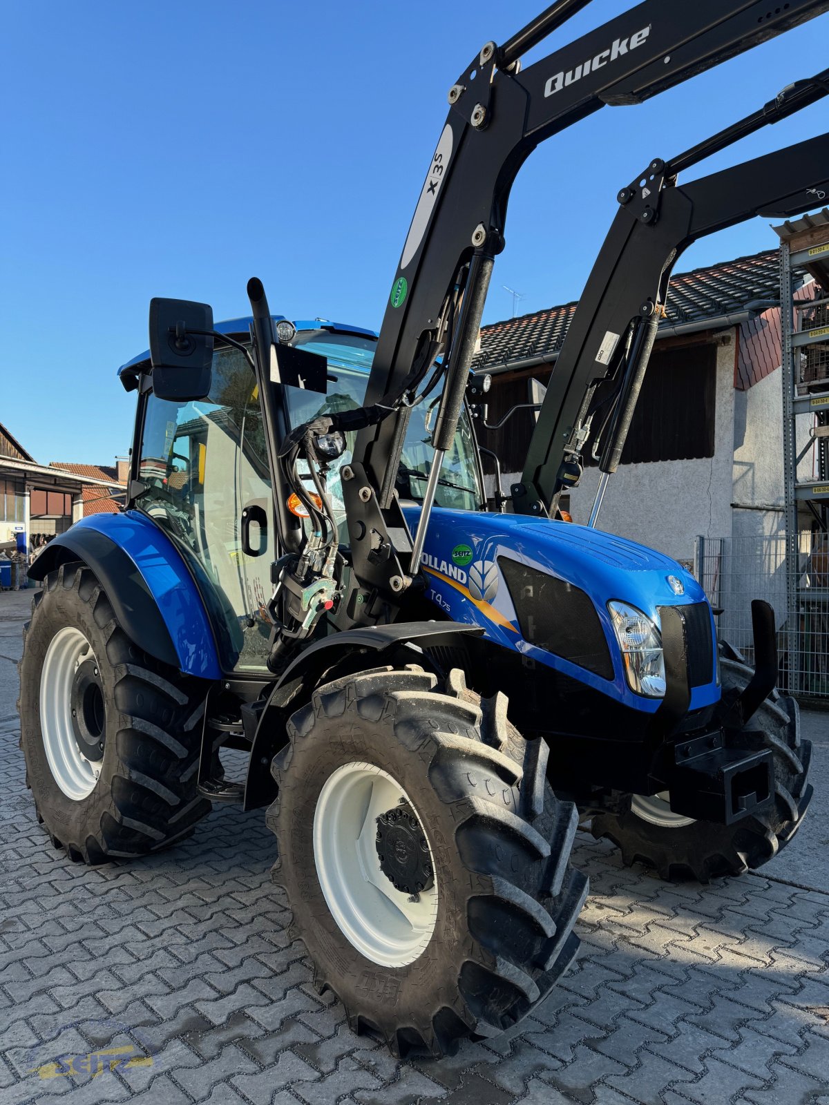 Traktor of the type New Holland T4.75, Neumaschine in Lindenfels-Glattbach (Picture 1)