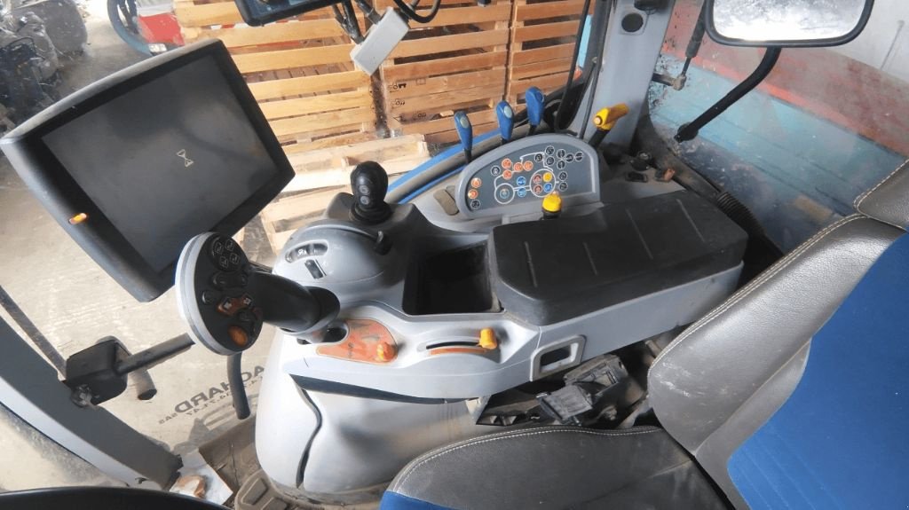 Traktor del tipo New Holland T5 120 AUTO, Gebrauchtmaschine en ENNEZAT (Imagen 4)