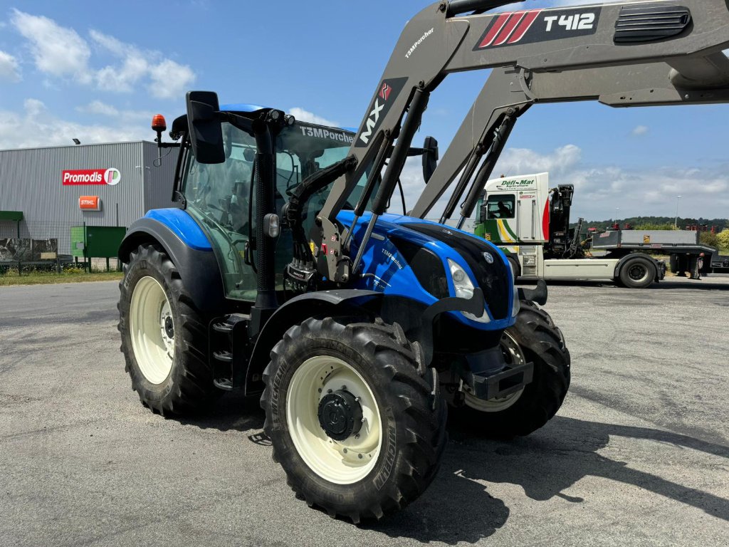 Traktor of the type New Holland T5 120 DYNAMIC COMMAND, Gebrauchtmaschine in PIERRE BUFFIERE (Picture 2)