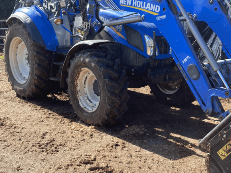 Traktor от тип New Holland T5 95 DUAL COMMAND, Gebrauchtmaschine в TREMEUR