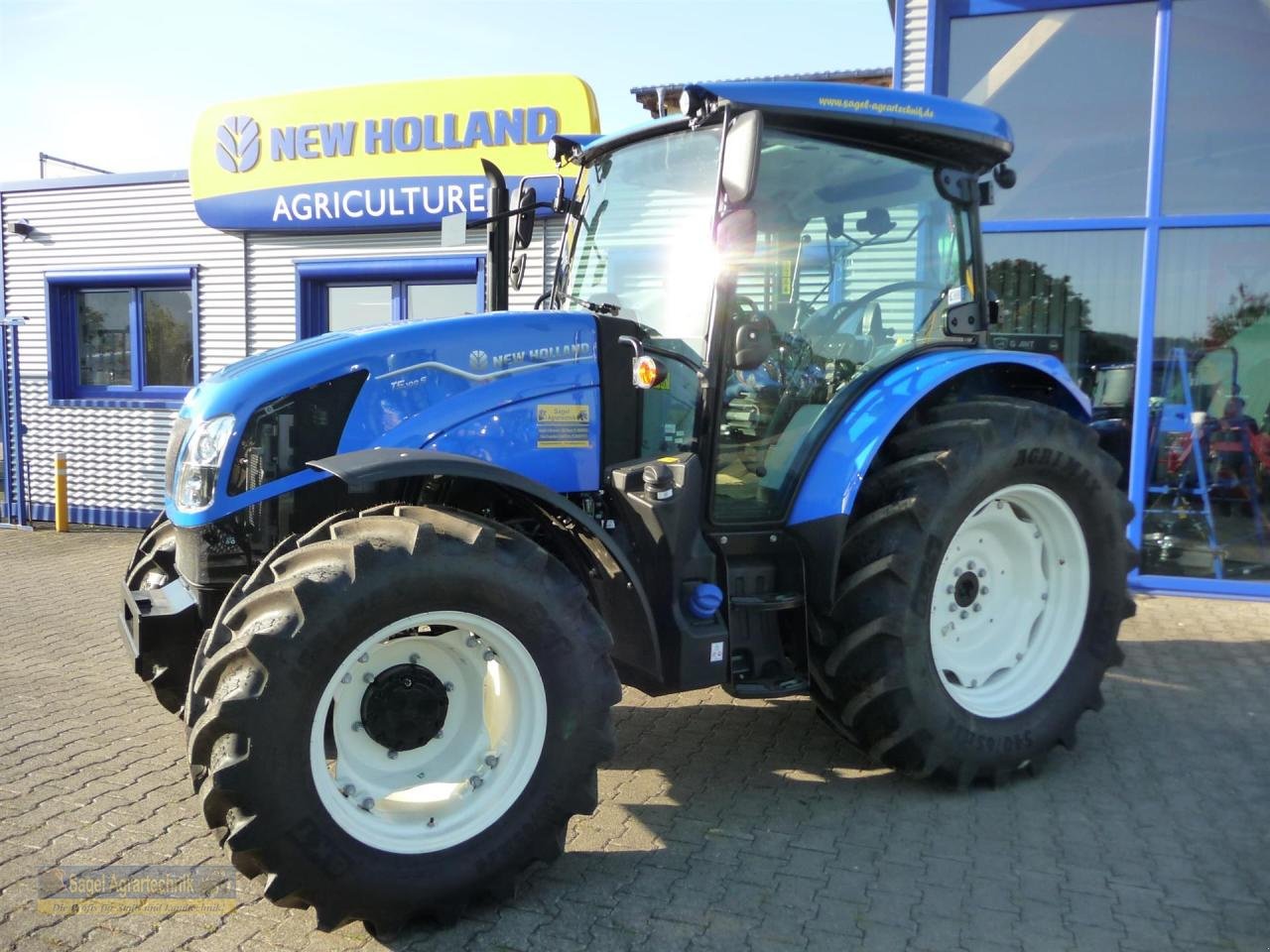 Traktor van het type New Holland T5.100 S PS Stage V, Neumaschine in Rhaunen (Foto 1)