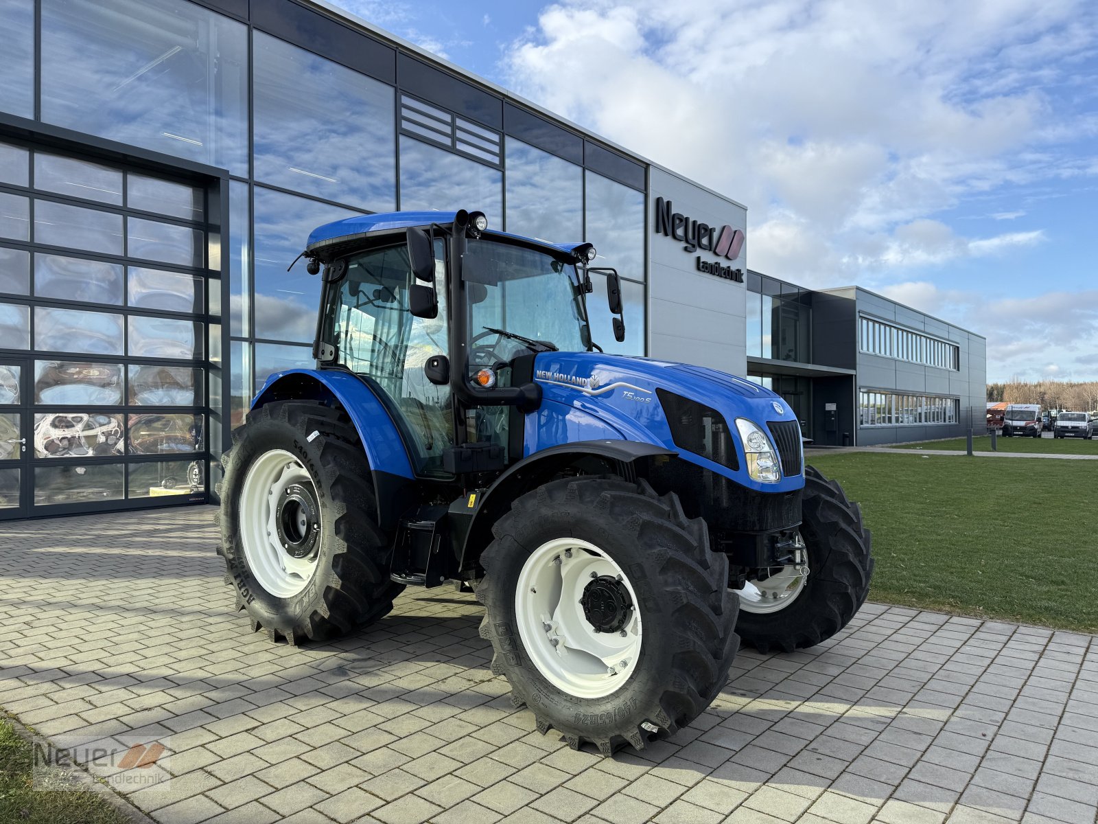 Traktor van het type New Holland T5.100S, Neumaschine in Bad Waldsee Mennisweiler (Foto 1)