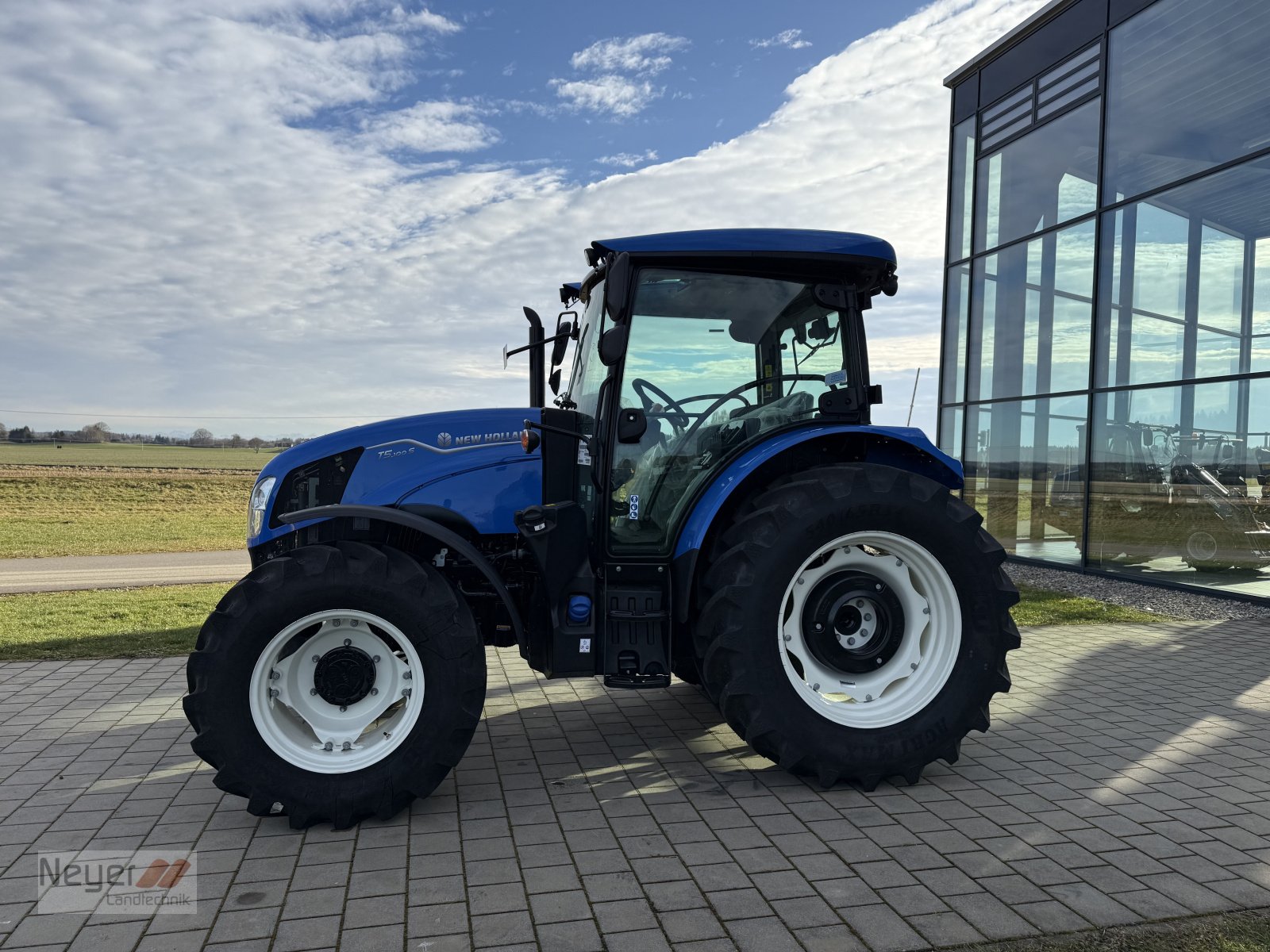 Traktor des Typs New Holland T5.100S, Neumaschine in Bad Waldsee Mennisweiler (Bild 2)