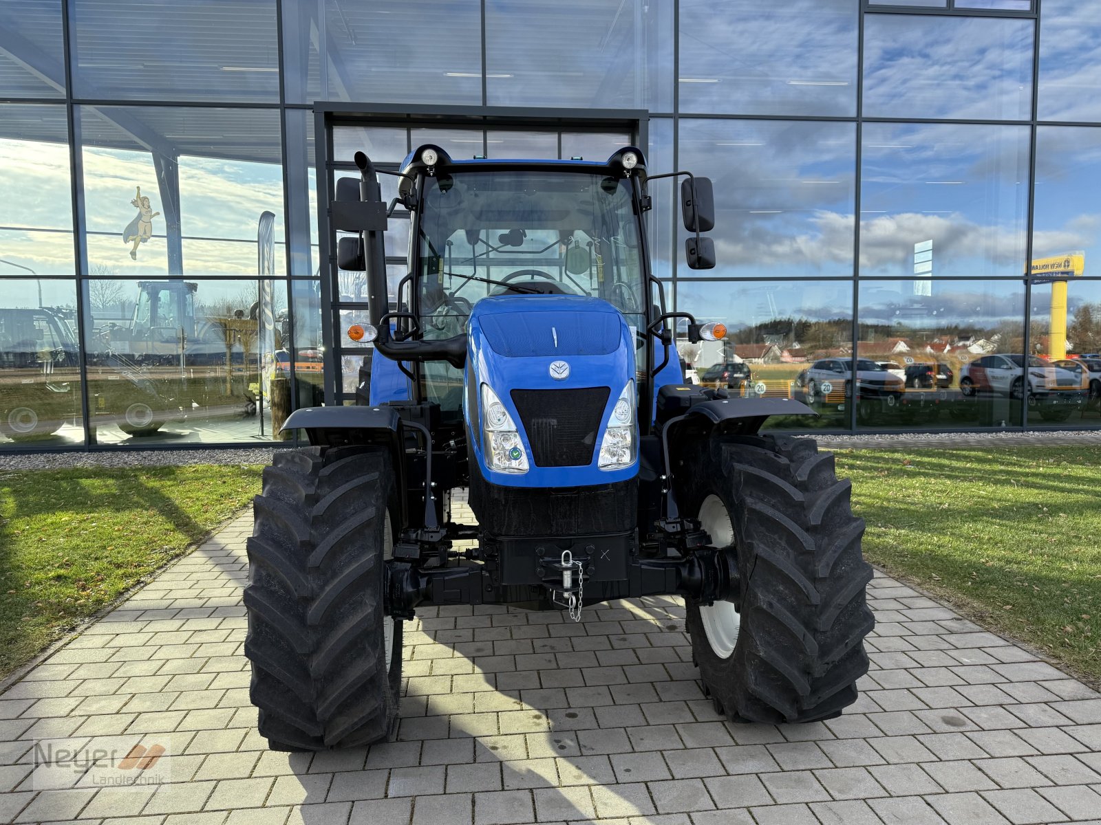 Traktor des Typs New Holland T5.100S, Neumaschine in Bad Waldsee Mennisweiler (Bild 3)