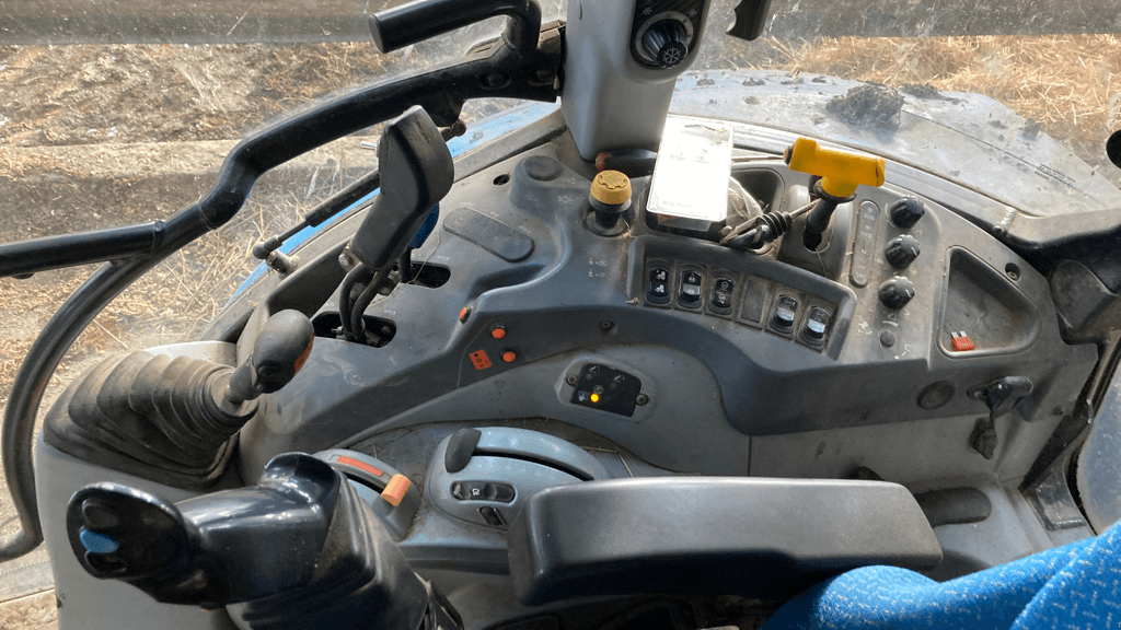 Traktor typu New Holland T5.105 ELECTRO COMMAND, Gebrauchtmaschine w CONDE SUR VIRE (Zdjęcie 4)