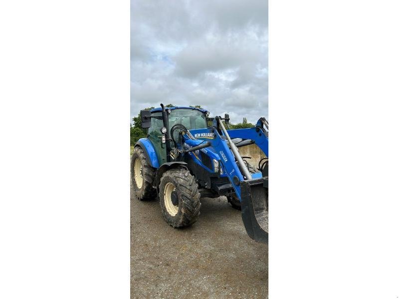 Traktor of the type New Holland T5105DC, Gebrauchtmaschine in CHATEAUBRIANT CEDEX (Picture 1)