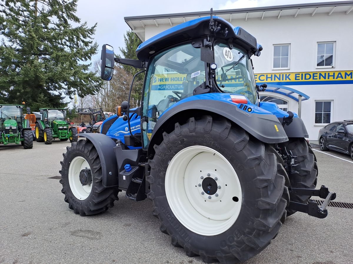 Traktor van het type New Holland T5.110 AC (Stage V), Neumaschine in Burgkirchen (Foto 9)