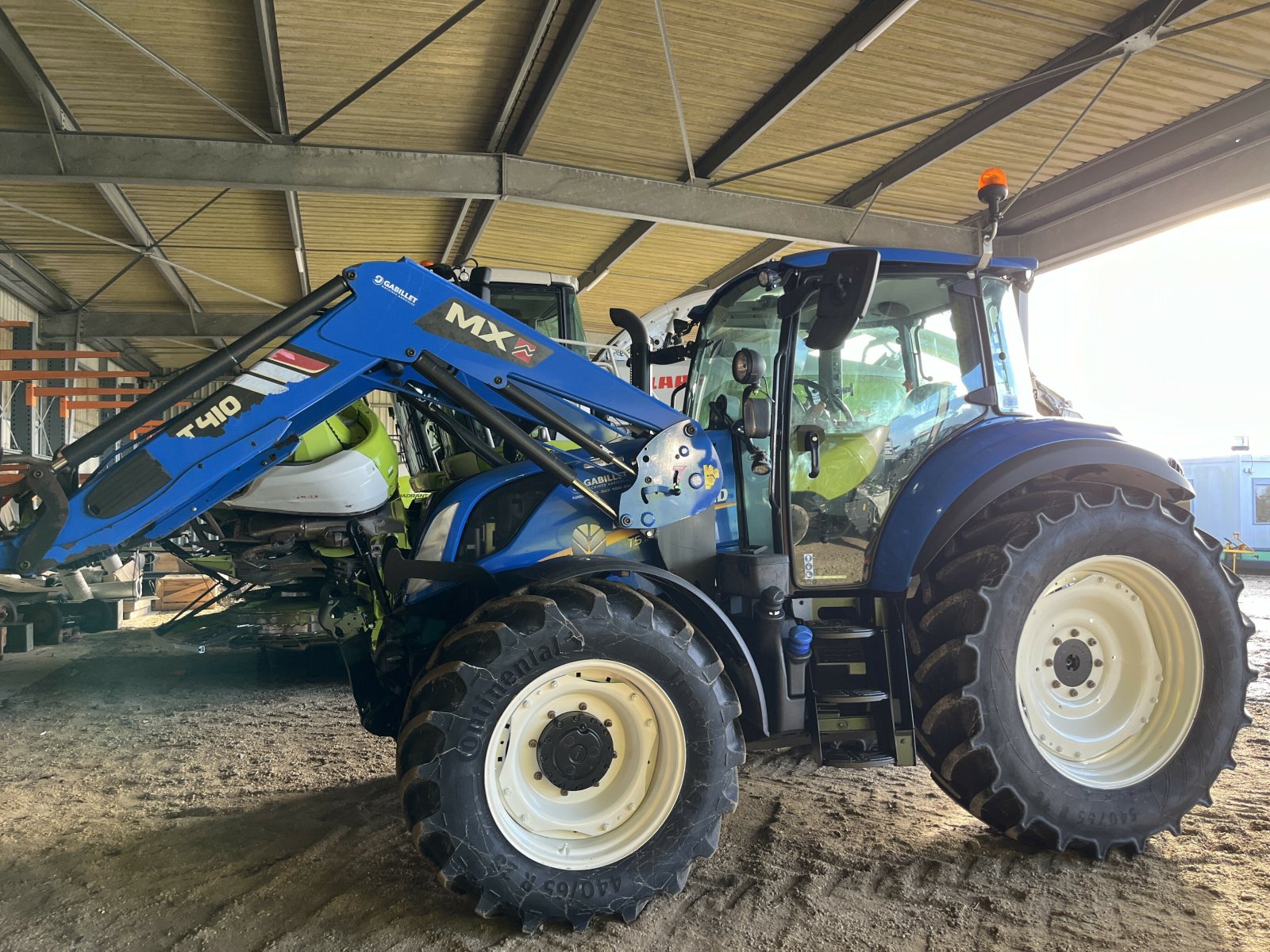 Traktor от тип New Holland T5.110+ CHARGEUR T410, Gebrauchtmaschine в PONTIVY (Снимка 1)