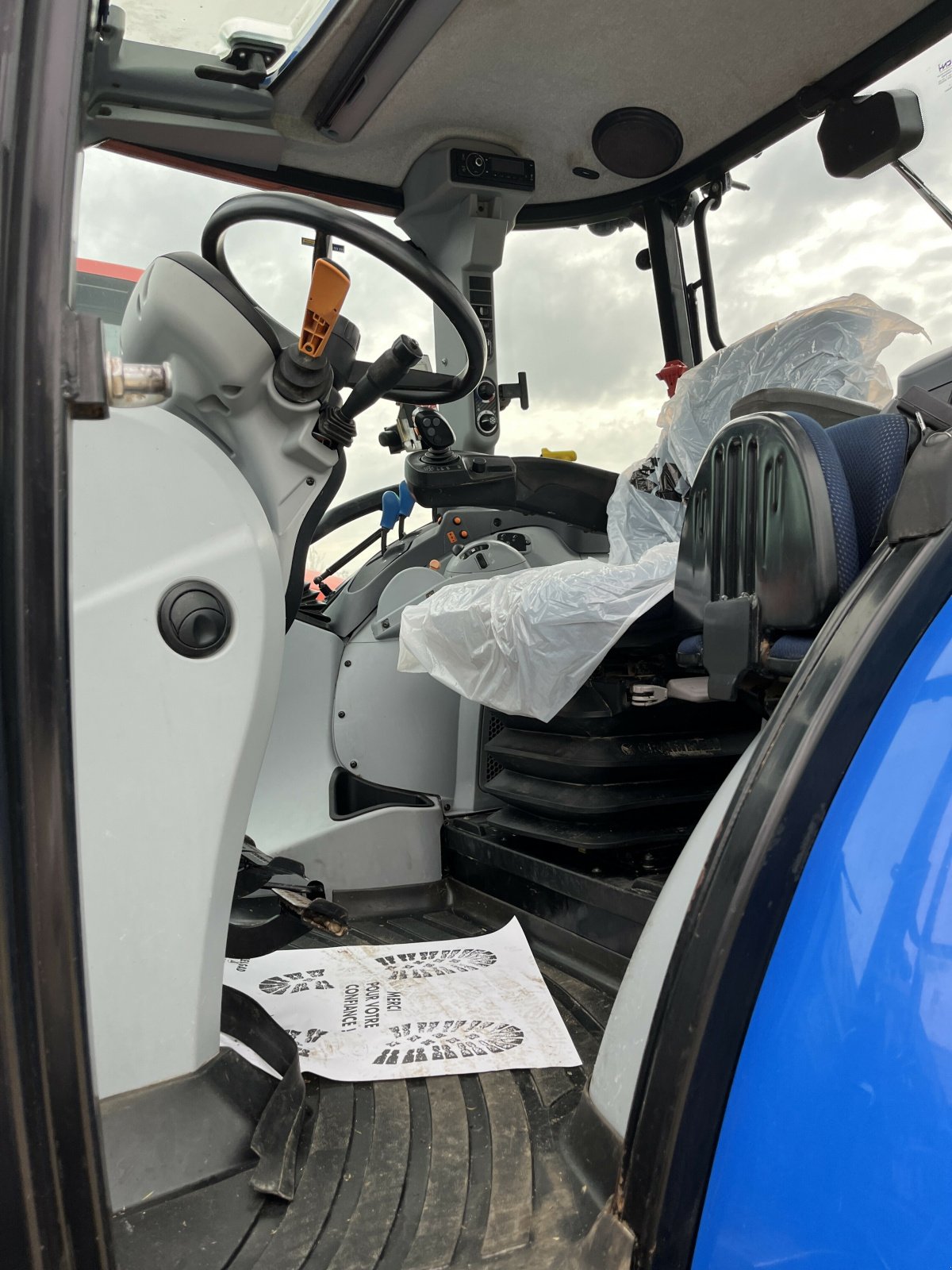 Traktor от тип New Holland T5.110+ CHARGEUR T410, Gebrauchtmaschine в PONTIVY (Снимка 4)