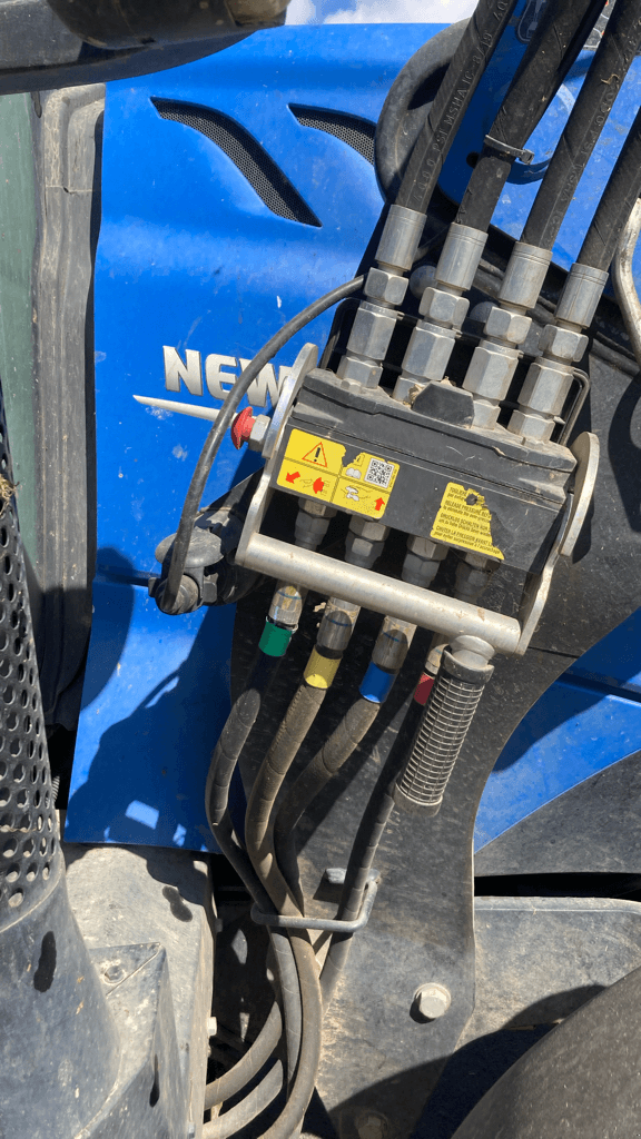 Traktor van het type New Holland T5.110 DYNAMIC COMMAND, Gebrauchtmaschine in TREMEUR (Foto 4)