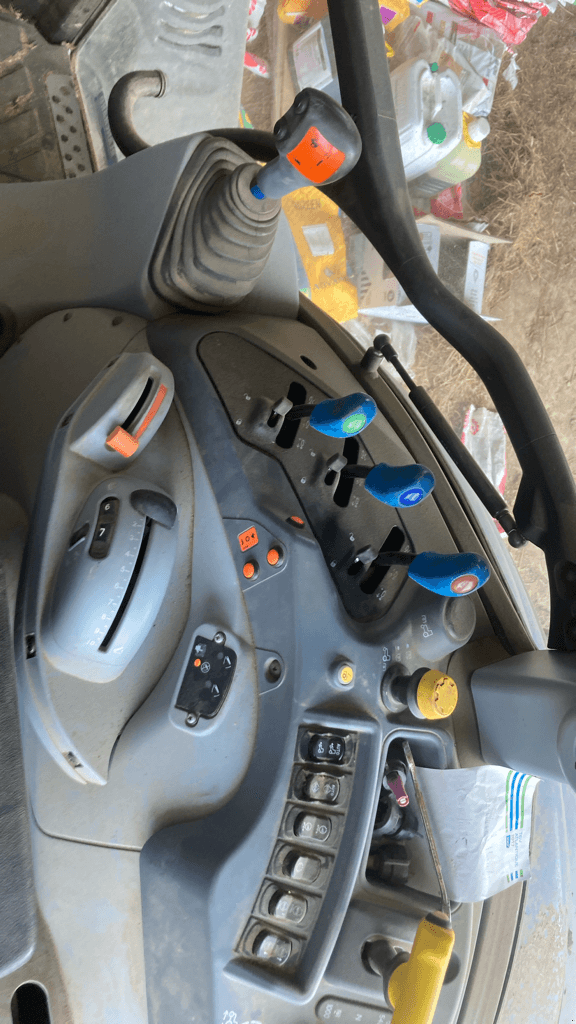 Traktor del tipo New Holland T5.110 EVOLUTION, Gebrauchtmaschine en TREMEUR (Imagen 4)