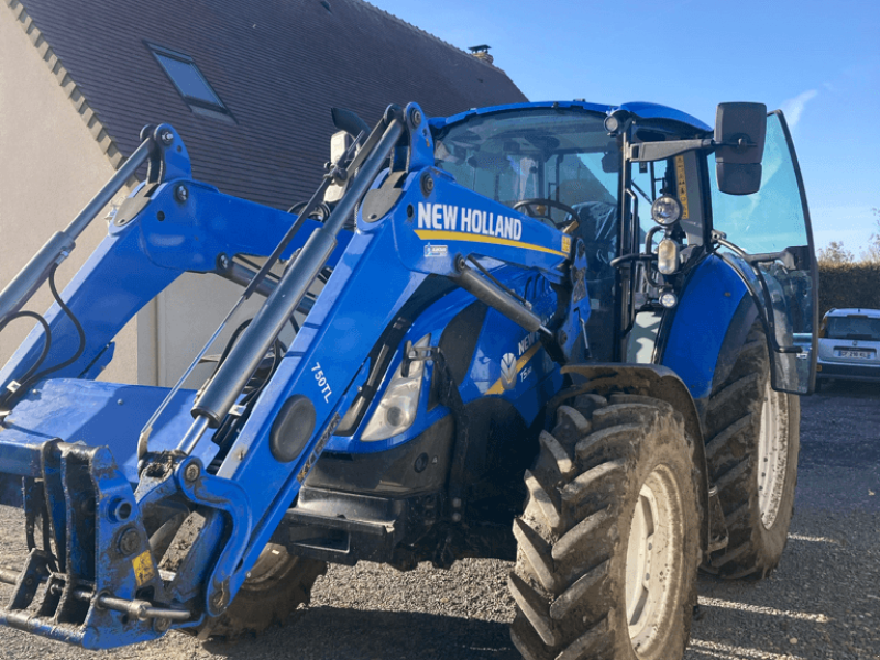 Traktor du type New Holland T5.110 EVOLUTION, Gebrauchtmaschine en CINTHEAUX (Photo 1)