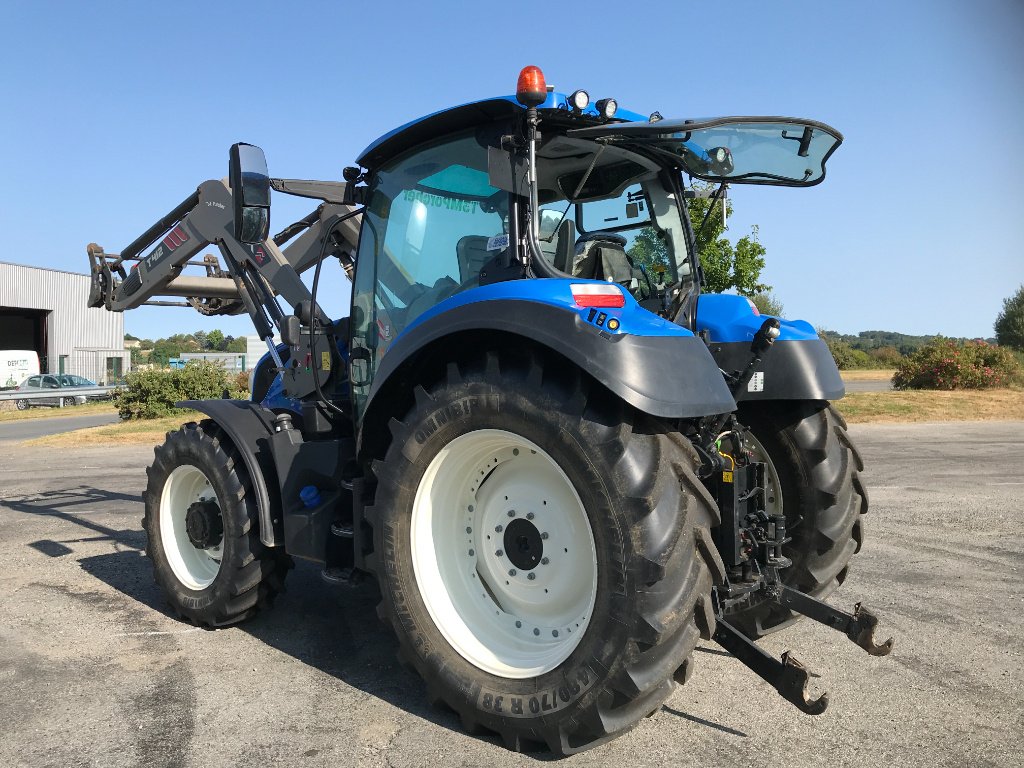 Traktor of the type New Holland T5.120 DYNAMIC COMMAND, Gebrauchtmaschine in PIERRE BUFFIERE (Picture 4)