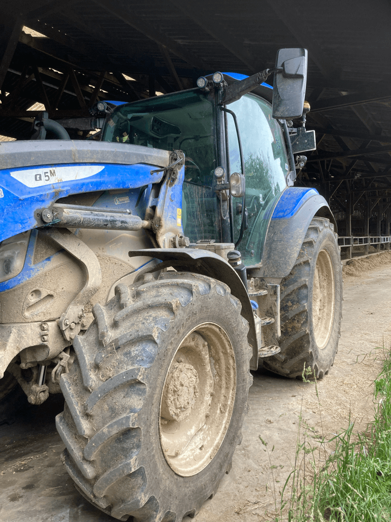 Traktor of the type New Holland T5.120 DYNAMIC COMMAND, Gebrauchtmaschine in CONDE SUR VIRE (Picture 1)