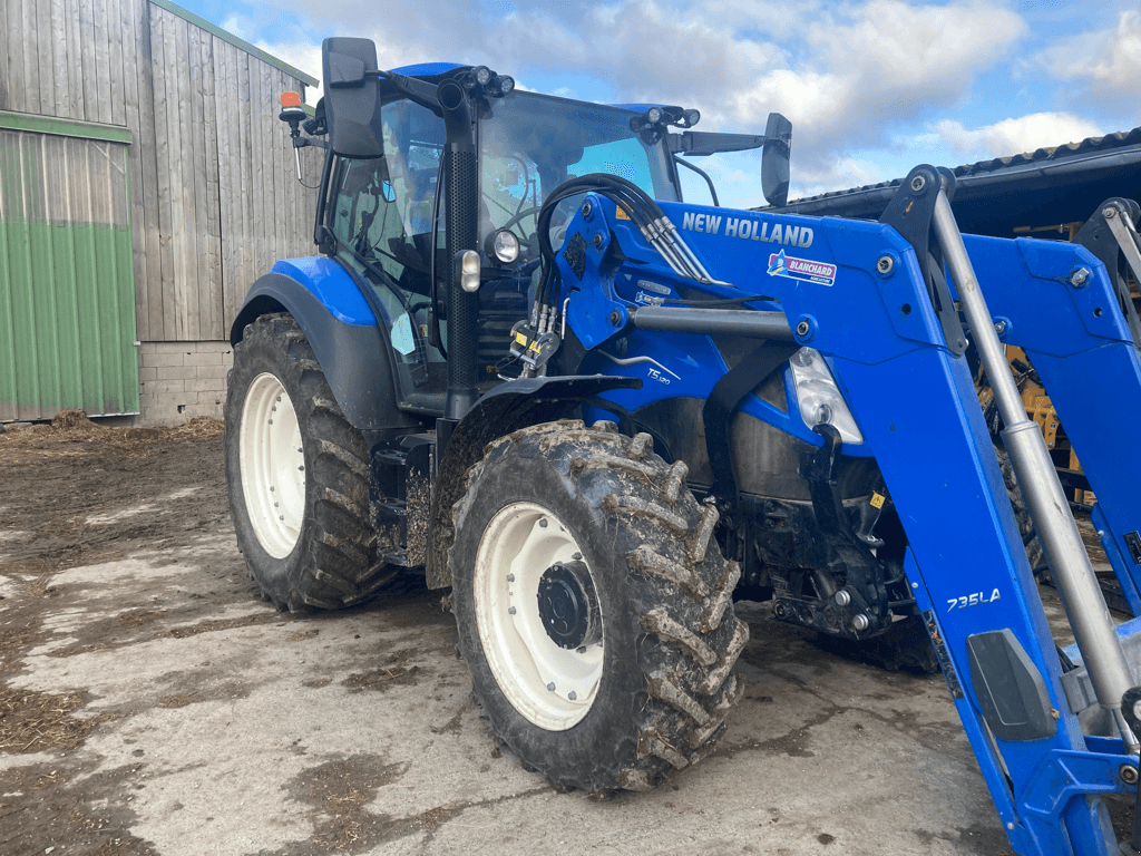 Traktor of the type New Holland T5.120 DYNAMIC COMMAND, Gebrauchtmaschine in CONDE SUR VIRE (Picture 1)