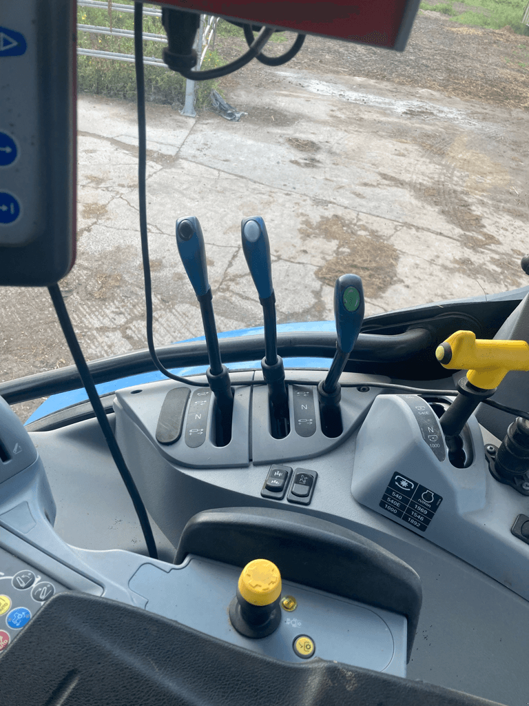 Traktor typu New Holland T5.120 DYNAMIC COMMAND, Gebrauchtmaschine w CONDE SUR VIRE (Zdjęcie 4)