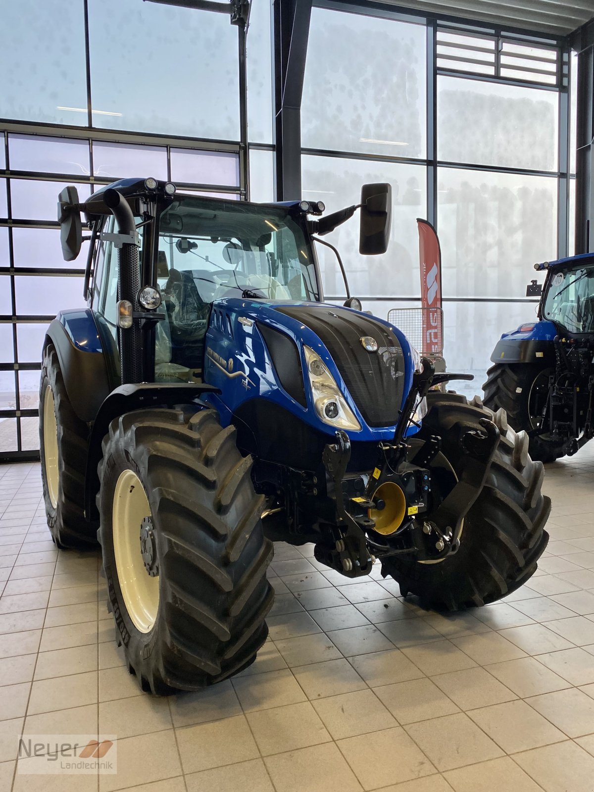 Traktor of the type New Holland T5.140 Auto Command, Neumaschine in Bad Waldsee Mennisweiler (Picture 1)