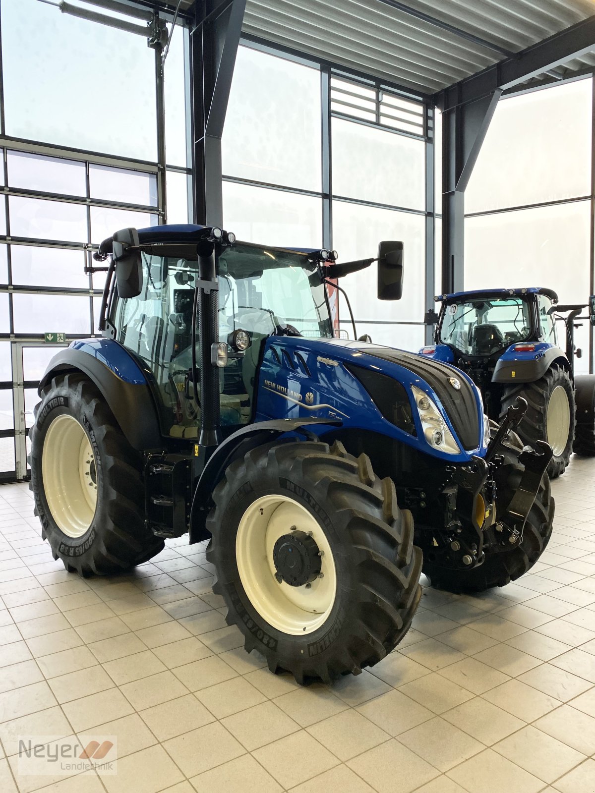 Traktor of the type New Holland T5.140 Auto Command, Neumaschine in Bad Waldsee Mennisweiler (Picture 8)