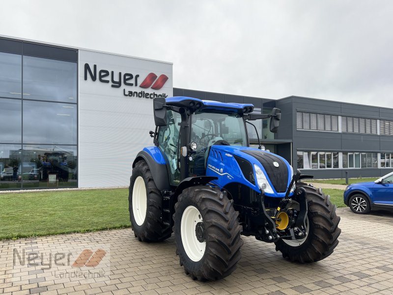 Traktor of the type New Holland T5.140 Auto Command, Neumaschine in Bad Waldsee Mennisweiler (Picture 1)