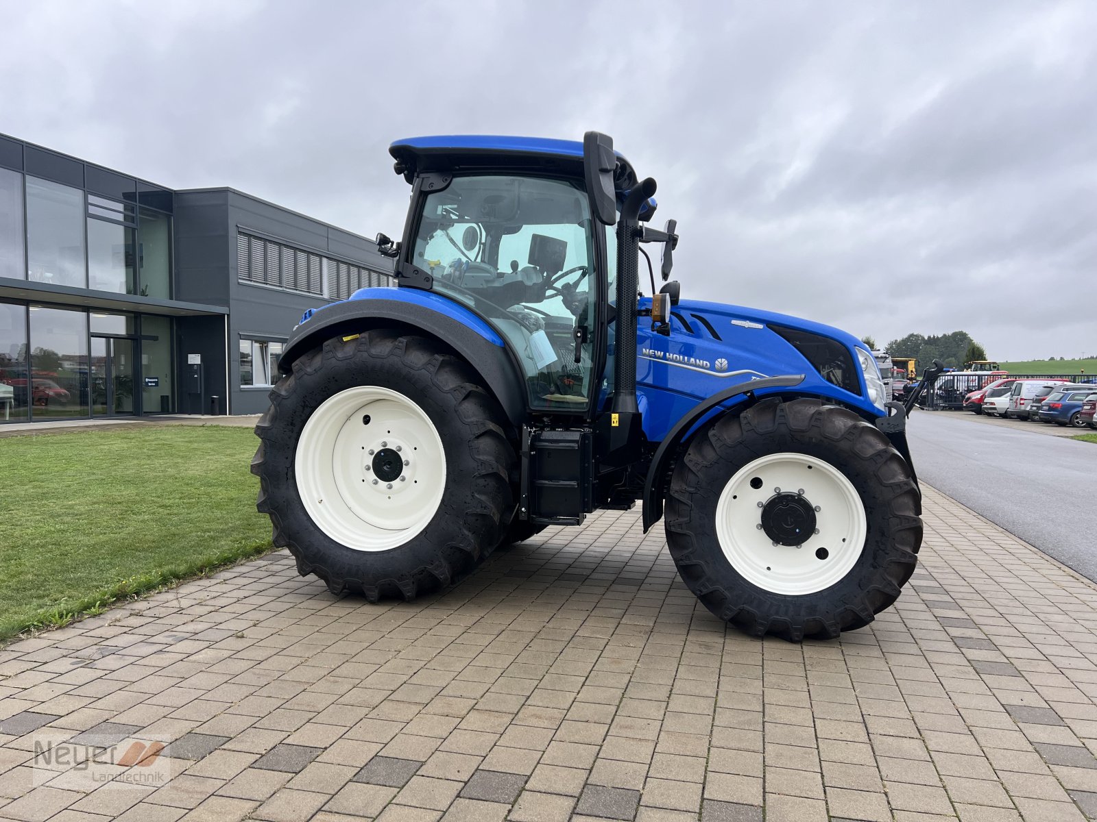 Traktor of the type New Holland T5.140 Auto Command, Neumaschine in Bad Waldsee Mennisweiler (Picture 3)