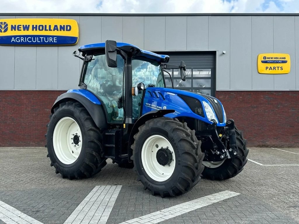 Traktor of the type New Holland T5.140 Dynamic command, Gebrauchtmaschine in BENNEKOM (Picture 1)