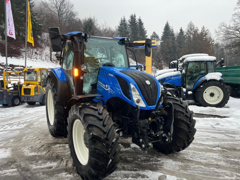 Traktor Türe ait New Holland T5.140, Neumaschine içinde Burgkirchen (resim 1)