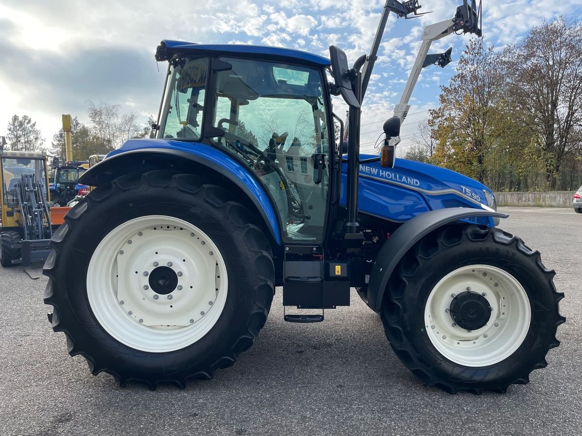 Traktor van het type New Holland T5.90 Dual Command NEW, Neumaschine in Burgkirchen (Foto 7)