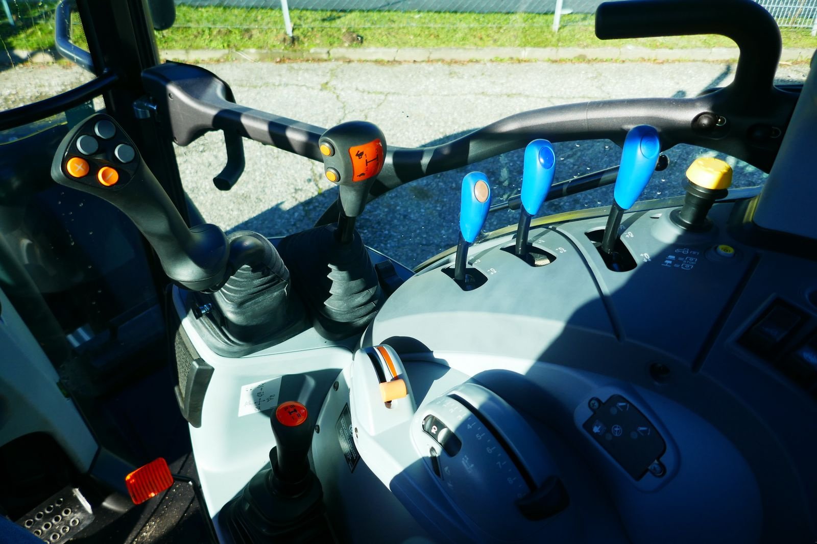 Traktor des Typs New Holland T5.90 Dual Command, Neumaschine in Villach (Bild 8)