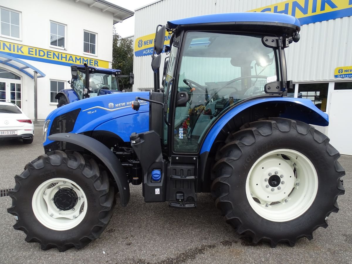 Traktor of the type New Holland T5.90S, Neumaschine in Burgkirchen (Picture 2)