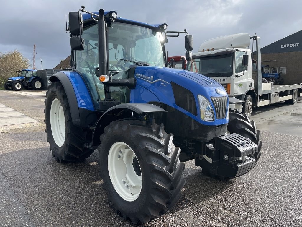 Traktor от тип New Holland T5.90S, Neumaschine в Callantsoog (Снимка 4)