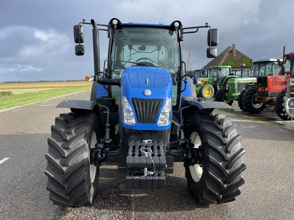 Traktor of the type New Holland T5.90S, Neumaschine in Callantsoog (Picture 3)