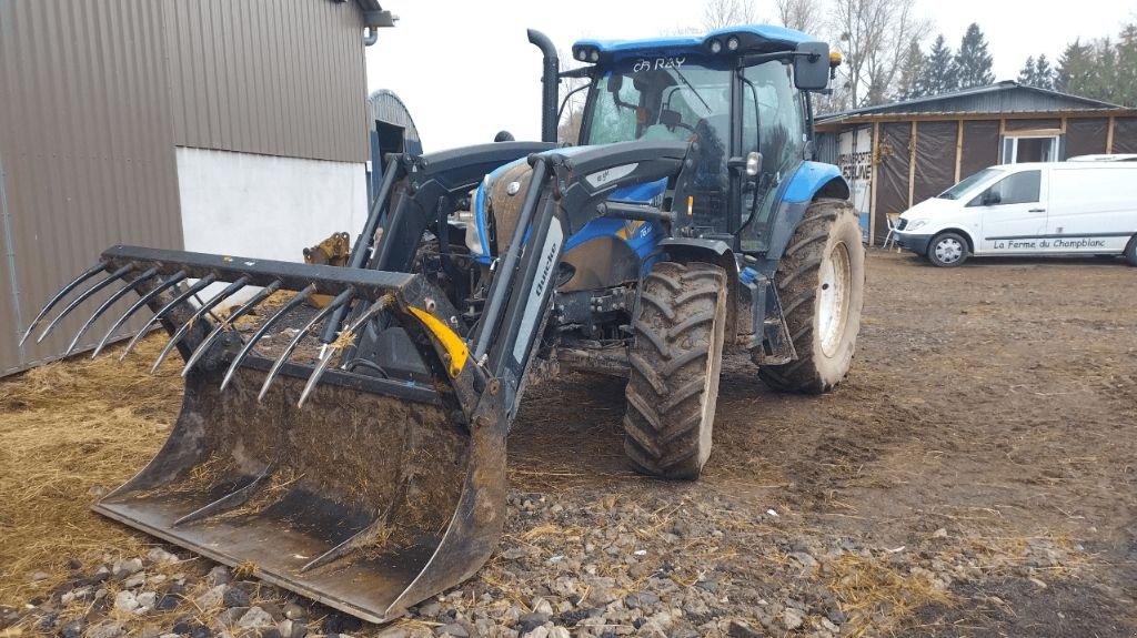 Traktor от тип New Holland T6 145, Gebrauchtmaschine в ENNEZAT (Снимка 1)