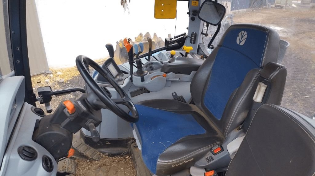 Traktor от тип New Holland T6 145, Gebrauchtmaschine в ENNEZAT (Снимка 2)