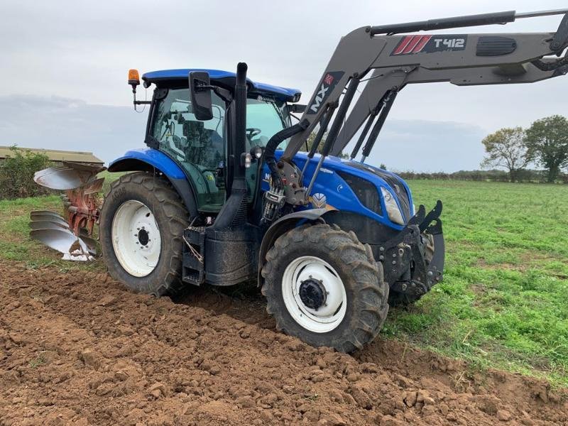 Traktor of the type New Holland T6-155AC, Gebrauchtmaschine in ANTIGNY (Picture 1)