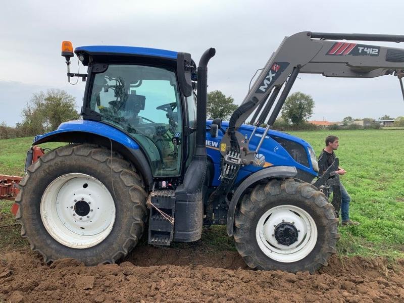 Traktor от тип New Holland T6-155AC, Gebrauchtmaschine в ANTIGNY (Снимка 3)