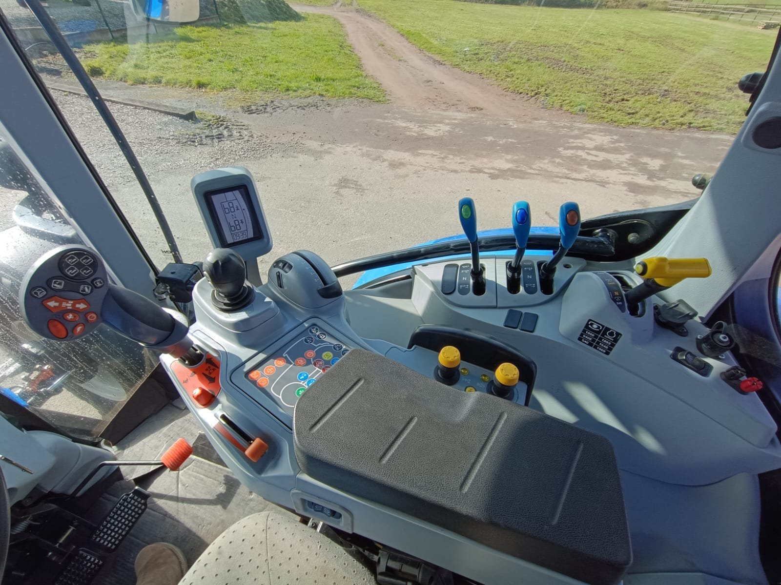 Traktor du type New Holland T6 180 DYNAMIC CDE, Gebrauchtmaschine en Laval (Photo 8)