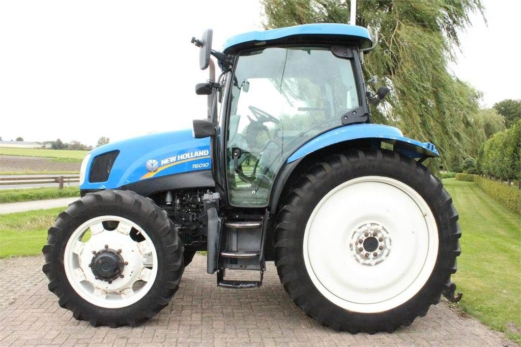 Traktor of the type New Holland T6010 Plus, Gebrauchtmaschine in Bant (Picture 3)