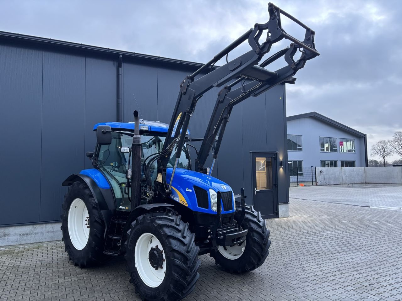 Traktor of the type New Holland T6010, Gebrauchtmaschine in Daarle (Picture 3)